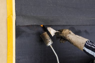 Kaplama ve izolasyon İtalya bir çatı yenileme sırasında su yalıtım döşeme