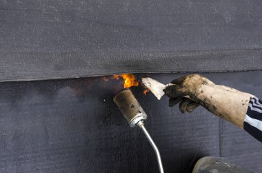 Kaplama ve izolasyon İtalya bir çatı yenileme sırasında su yalıtım döşeme