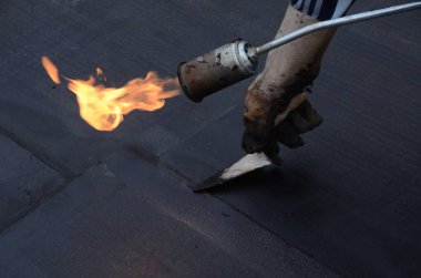 Kaplama ve izolasyon İtalya bir çatı yenileme sırasında su yalıtım döşeme