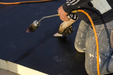 Kaplama ve izolasyon İtalya bir çatı yenileme sırasında su yalıtım döşeme