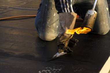 Kaplama ve izolasyon İtalya bir çatı yenileme sırasında su yalıtım döşeme