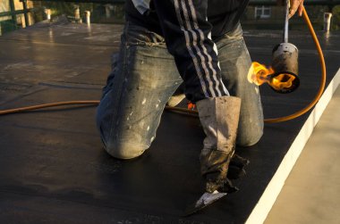 Kaplama ve izolasyon İtalya bir çatı yenileme sırasında su yalıtım döşeme