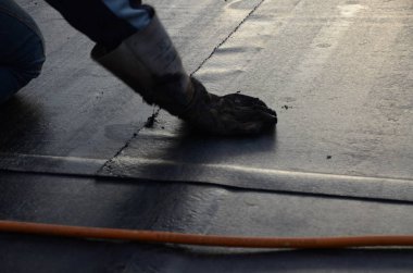 Kaplama ve izolasyon İtalya bir çatı yenileme sırasında su yalıtım döşeme