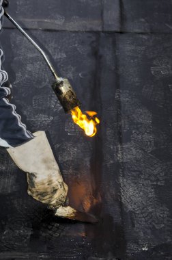 Kaplama ve izolasyon İtalya bir çatı yenileme sırasında su yalıtım döşeme