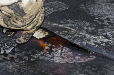 Kaplama ve izolasyon İtalya bir çatı yenileme sırasında su yalıtım döşeme