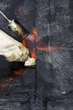 Kaplama ve izolasyon İtalya bir çatı yenileme sırasında su yalıtım döşeme