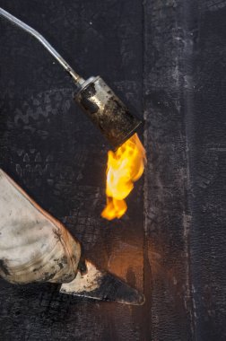 Kaplama ve izolasyon İtalya bir çatı yenileme sırasında su yalıtım döşeme