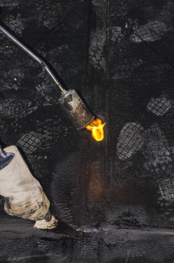 Kaplama ve izolasyon İtalya bir çatı yenileme sırasında su yalıtım döşeme