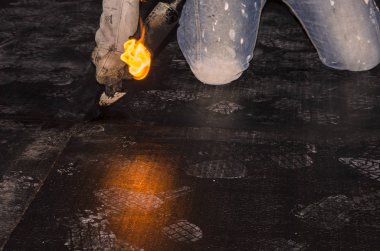 Kaplama ve izolasyon İtalya bir çatı yenileme sırasında su yalıtım döşeme