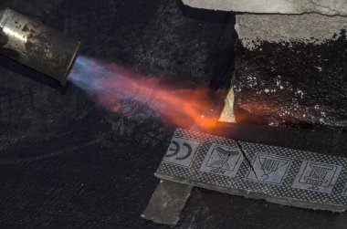 Kaplama ve izolasyon İtalya bir çatı yenileme sırasında su yalıtım döşeme