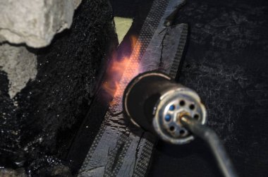 Kaplama ve izolasyon İtalya bir çatı yenileme sırasında su yalıtım döşeme