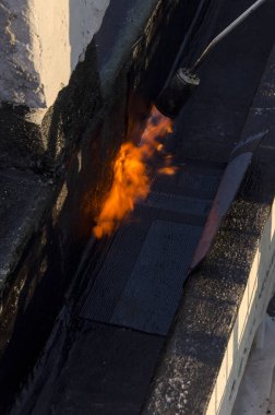 Kaplama ve izolasyon İtalya bir çatı yenileme sırasında su yalıtım döşeme