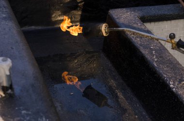 Kaplama ve izolasyon İtalya bir çatı yenileme sırasında su yalıtım döşeme