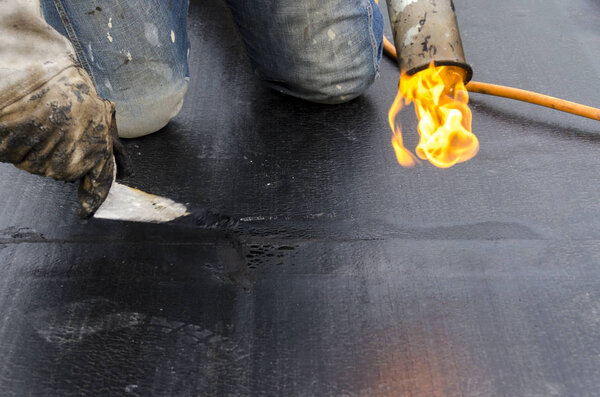 укладка гидроизоляционных покрытий и изоляция во время ремонта кровли в Италии
