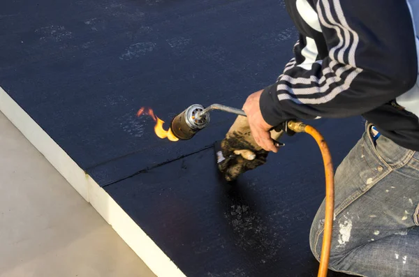 Kaplama ve izolasyon İtalya bir çatı yenileme sırasında su yalıtım döşeme