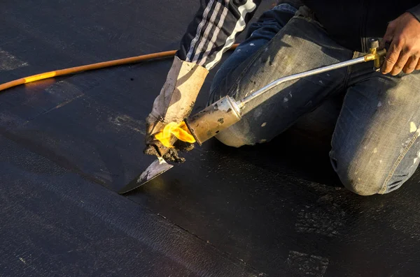 Kaplama ve izolasyon İtalya bir çatı yenileme sırasında su yalıtım döşeme