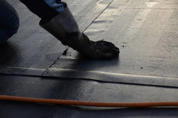 Kaplama ve izolasyon İtalya bir çatı yenileme sırasında su yalıtım döşeme