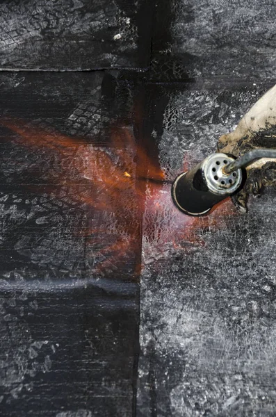 Kaplama ve izolasyon İtalya bir çatı yenileme sırasında su yalıtım döşeme