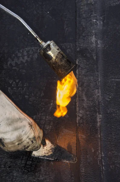 Kaplama ve izolasyon İtalya bir çatı yenileme sırasında su yalıtım döşeme