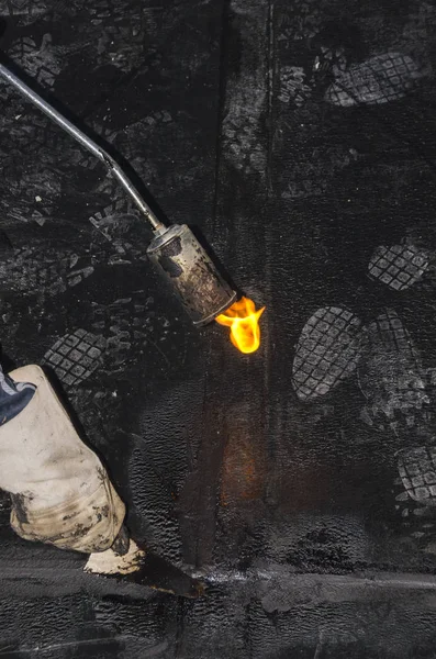 Kaplama ve izolasyon İtalya bir çatı yenileme sırasında su yalıtım döşeme