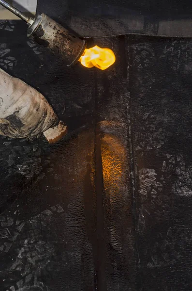 Kaplama ve izolasyon İtalya bir çatı yenileme sırasında su yalıtım döşeme