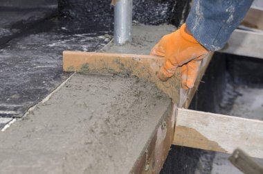 Beton kırıcı ile bir çatı yenileme sırasında bölme sırasında işçi