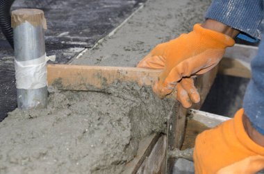 Beton kırıcı ile bir çatı yenileme sırasında bölme sırasında işçi