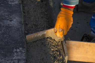 Beton kırıcı ile bir çatı yenileme sırasında bölme sırasında işçi