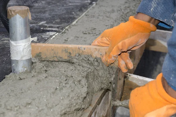 Pekerja Sambil Membelah Beton Dengan Palu Selama Renovasi Atap — Stok Foto