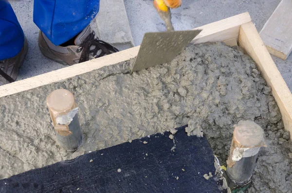 Werknemer Terwijl Splitsing Van Het Beton Met Jackhammer Tijdens Renovatie — Stockfoto