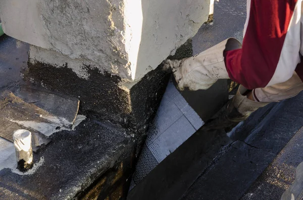 Werknemer Terwijl Splitsing Van Het Beton Met Jackhammer Tijdens Renovatie — Stockfoto