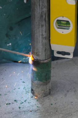 bir korkuluk İtalya yılında akşam bir çatı yenileme sırasında kaynak