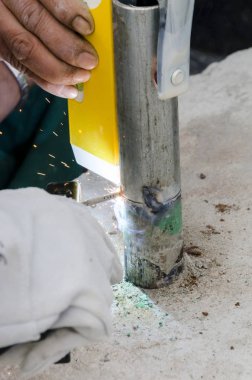 bir korkuluk İtalya yılında akşam bir çatı yenileme sırasında kaynak