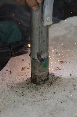 bir korkuluk İtalya yılında akşam bir çatı yenileme sırasında kaynak