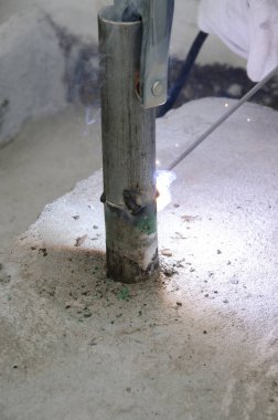 bir korkuluk İtalya yılında akşam bir çatı yenileme sırasında kaynak