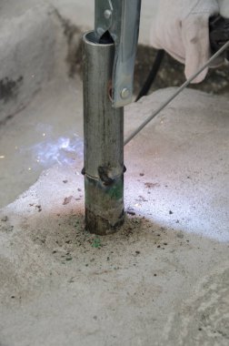 bir korkuluk İtalya yılında akşam bir çatı yenileme sırasında kaynak