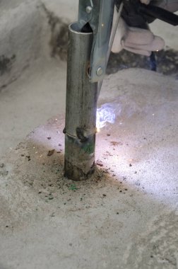 bir korkuluk İtalya yılında akşam bir çatı yenileme sırasında kaynak