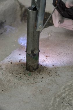 bir korkuluk İtalya yılında akşam bir çatı yenileme sırasında kaynak