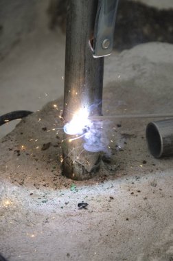 bir korkuluk İtalya yılında akşam bir çatı yenileme sırasında kaynak