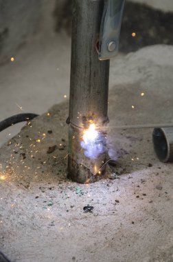 bir korkuluk İtalya yılında akşam bir çatı yenileme sırasında kaynak