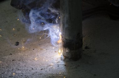 bir korkuluk İtalya yılında akşam bir çatı yenileme sırasında kaynak