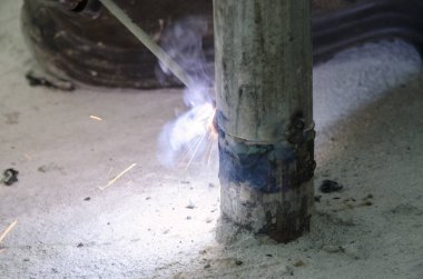 bir korkuluk İtalya yılında akşam bir çatı yenileme sırasında kaynak