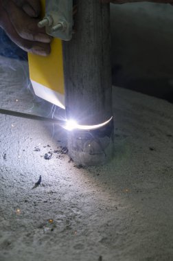 bir korkuluk İtalya yılında akşam bir çatı yenileme sırasında kaynak