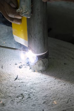 bir korkuluk İtalya yılında akşam bir çatı yenileme sırasında kaynak