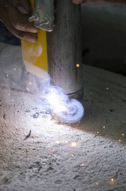 bir korkuluk İtalya yılında akşam bir çatı yenileme sırasında kaynak