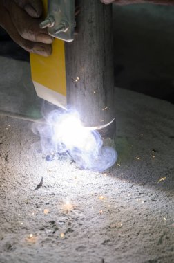 bir korkuluk İtalya yılında akşam bir çatı yenileme sırasında kaynak