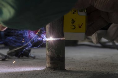 bir korkuluk İtalya yılında akşam bir çatı yenileme sırasında kaynak