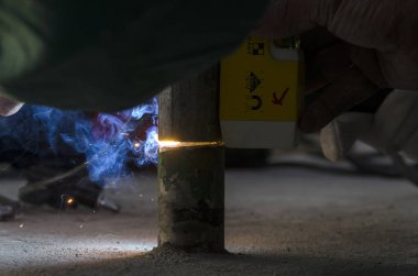 bir korkuluk İtalya yılında akşam bir çatı yenileme sırasında kaynak