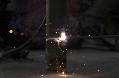 bir korkuluk İtalya yılında akşam bir çatı yenileme sırasında kaynak