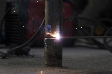 bir korkuluk İtalya yılında akşam bir çatı yenileme sırasında kaynak